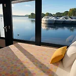 Yellow Houseboat On Maggiore Bateau-hôtel *
