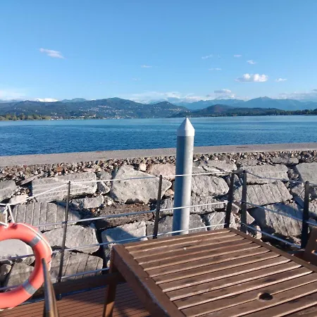 Botel Yellow Houseboat On Maggiore *