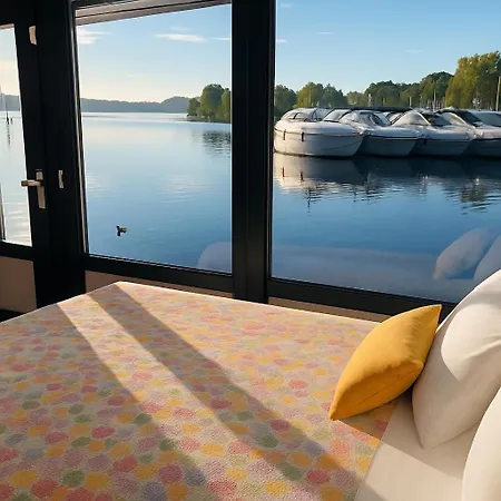 Yellow Houseboat On Maggiore بوتيل *