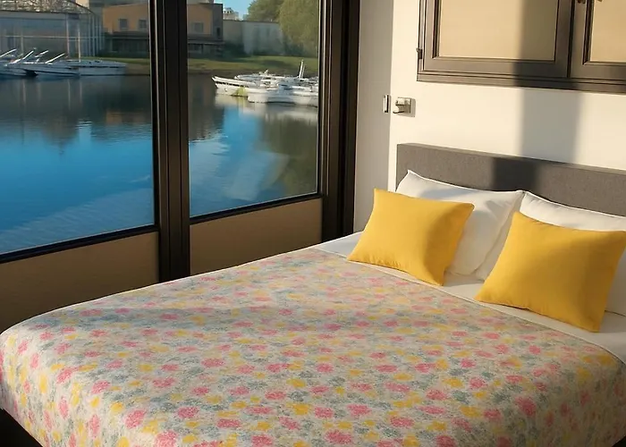 Botel Yellow Houseboat On Maggiore *