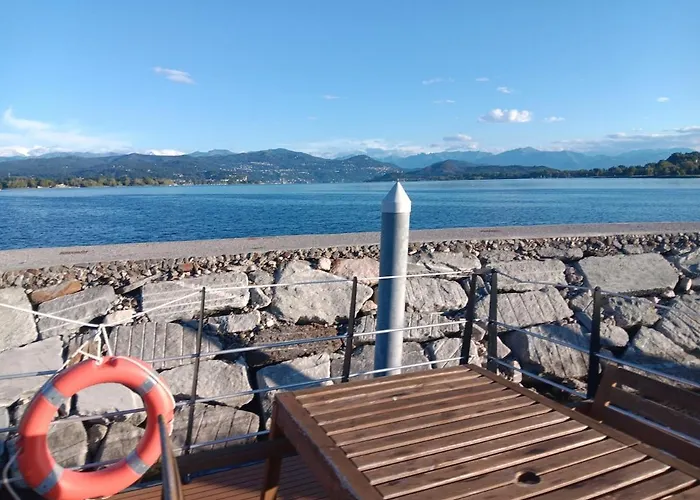 Botel Yellow Houseboat On Maggiore *